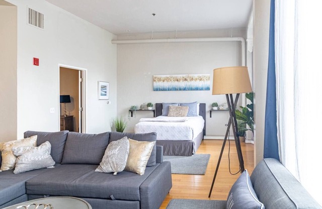 This hotel is a 1 bedroom(s), 1 bathrooms, located in San Diego, CA.