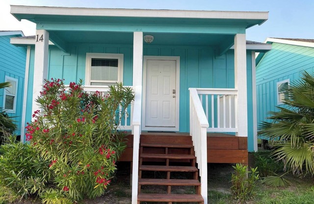 This house is a 2 bedroom(s), 1 bathrooms, located in Rockport, TX.