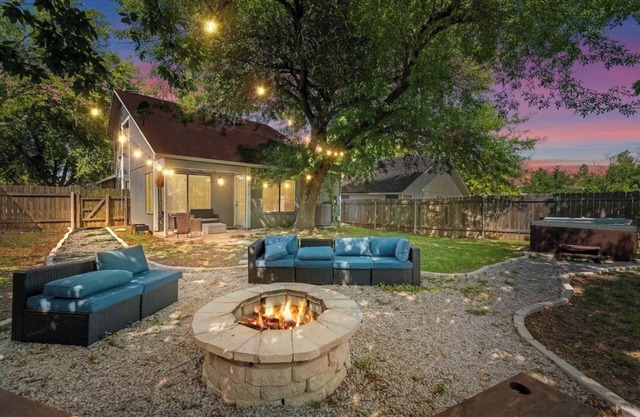 This house is a 3 bedroom(s), 2 bathrooms, located in Austin, TX.