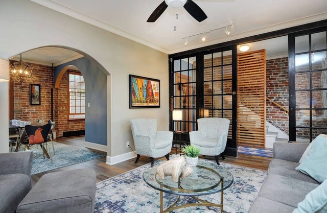 Elegante centro de Salida Home; Encanto histórico, ladrillo a la vista, a 2 cuadras del río