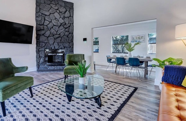 This house is a 3 bedroom(s), 2 bathrooms, located in Jacksonville, FL.