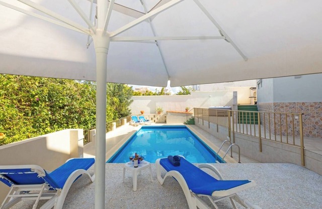 This house is a 4 bedroom(s), 2 bathrooms, located in Il-Mellieħa, null.