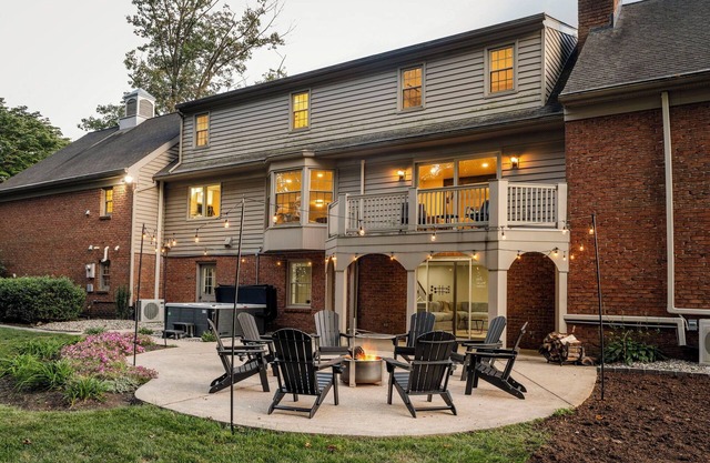 This house is a 5 bedroom(s), 3 bathrooms, located in New Holland, PA.