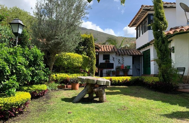 Esta casa está ubicada a 8 cuadras del centro histórico y la plaza principal.