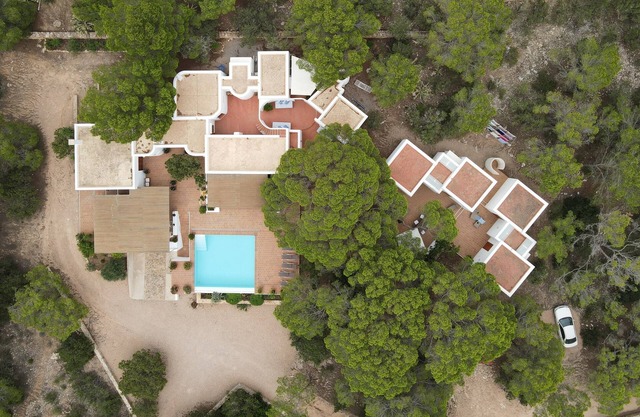 Villa con piscina desbordante privada, ideal para familias.
