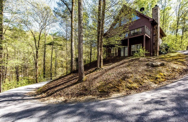 This lovely home is a great place for a family gathering . Secluded with nature