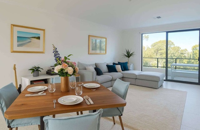 This modern and well-appointed home offers a comfortable stay in a quiet residential pocket, perfectly located just minutes from the city and Perth’s stunning beaches.