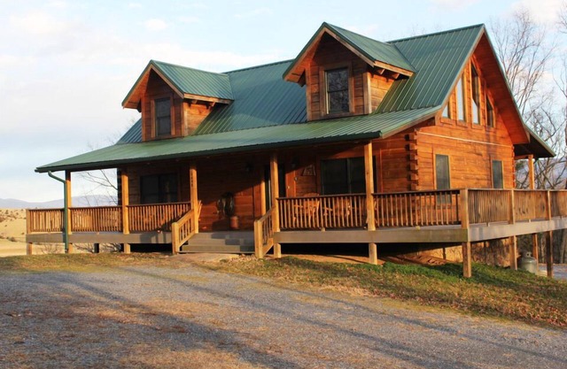 Esta propiedad está ubicada en una granja de 65 acres en el río Shenandoah.