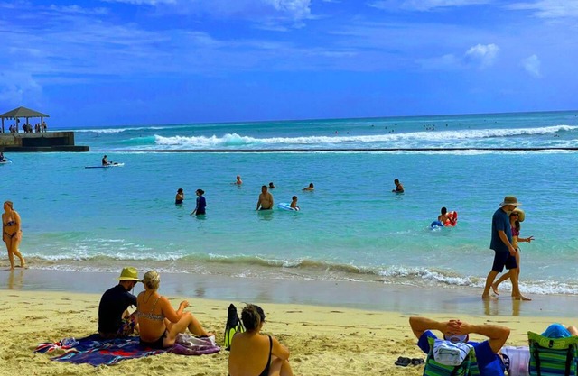 Comfortable 3bedr and 2 bath near Waikiki Beach & Resort Area.