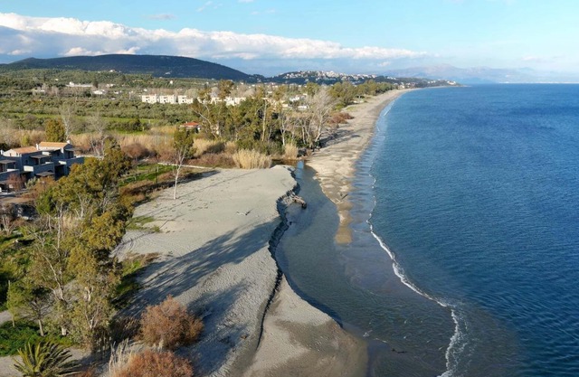 Villa is situated near the marvelous golden sands of Mavrovouni Bay