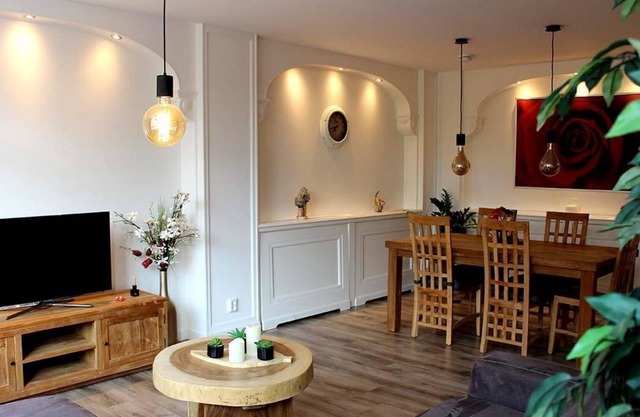 This very spacious appartement, located in a residental area of Alkmaar offers you holdiday feeling inside of the appartement as well as outide, near the river and it´s alternative boot bars.