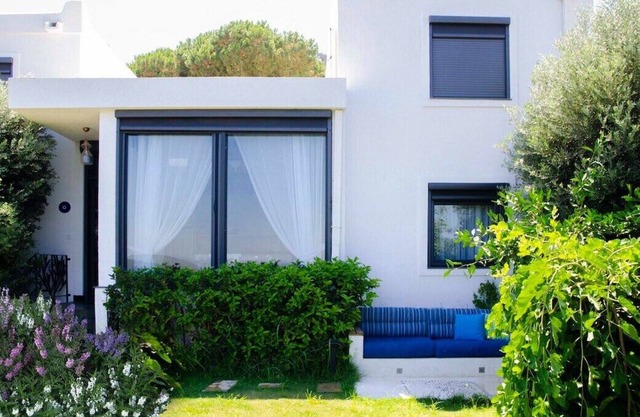 Cheerful Waterfront 4BD Villa Beach Front #203