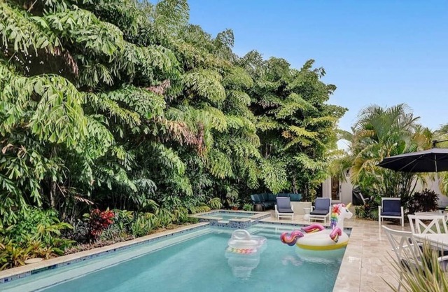 This villa is a 3 bedroom(s), 2 bathrooms, located in Fort Lauderdale, FL.
