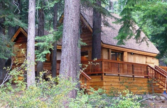 West Shore Lake Tahoe: Antiguo, acogedora cabaña. Familia y mascotas. Bañera de hidromasaje. Wifi