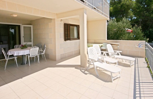 Apartamento de tres habitaciones en la playa Okrug Donji, Ciovo (A-6859-a)