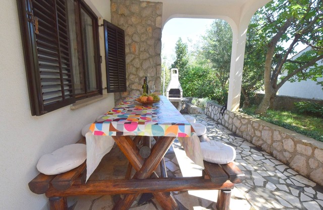 Apartamento de tres habitaciones con una terraza Omisalj, Krk (A-20485-a)