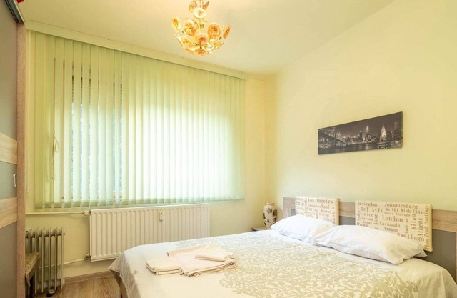 three bedroom apartment, balcony and free parking