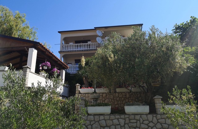 Apartamento de tres habitaciones con un balcon Lopar, Rab (A-18896-a)