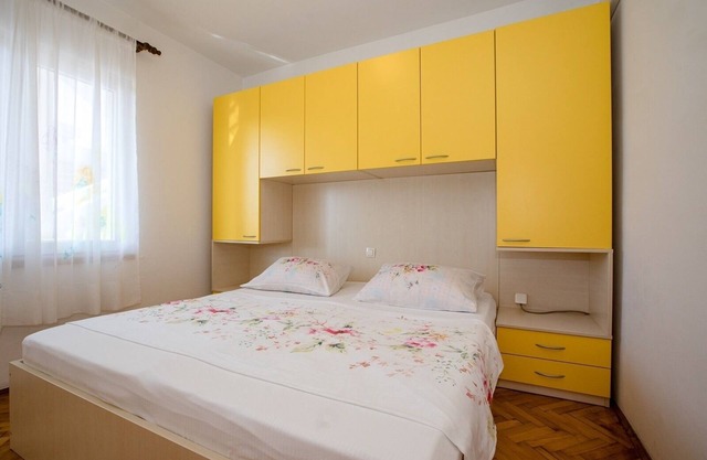 Apartamento de tres habitaciones con un balcon Lopar, Rab (A-22558-b)