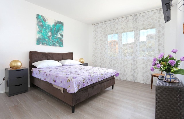Apartamento de tres habitaciones con una terraza Slatine, Ciovo (A-2566-a)