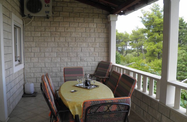 Apartamento de tres habitaciones con una terraza Mirca, Brac (A-2838-a)