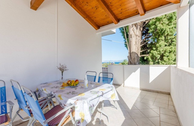 Apartamento de tres habitaciones con terraza y vista al mar Mirca, Brac (A-5613-a)