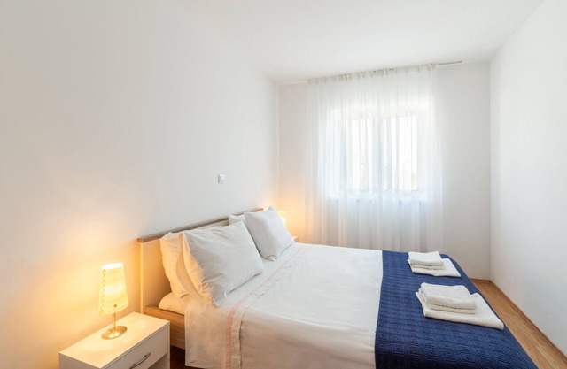 Apartamento de tres habitaciones con balcón y vista al mar Lopar, Rab (A-14070-d)