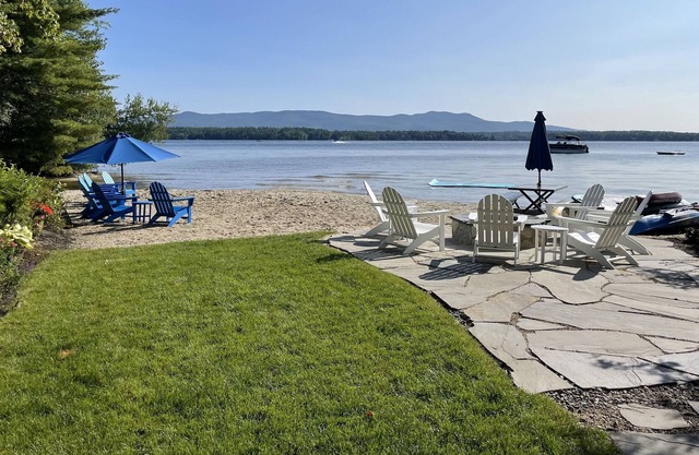 80 pies de costa con playa de arena. DOS CASAS privadas en el lago Winniepsauke