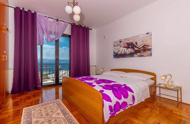 Apartamento de tres habitaciones con balcón y vista al mar Novi Vinodolski (A-22846-a)