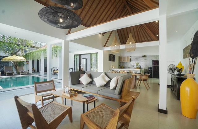 Three bedrooms private Pool at Seminyak walking distance to Beaches