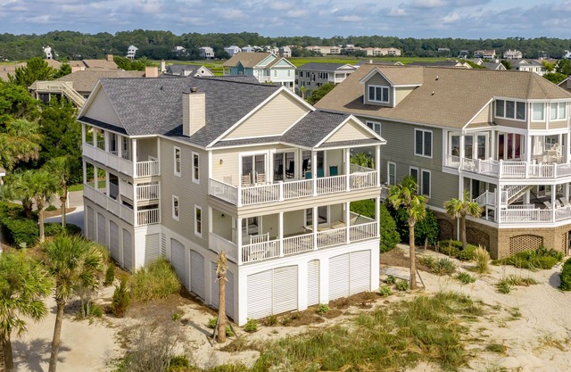 Three Daughters: Oceanfront House in Gated Community w/ Pool