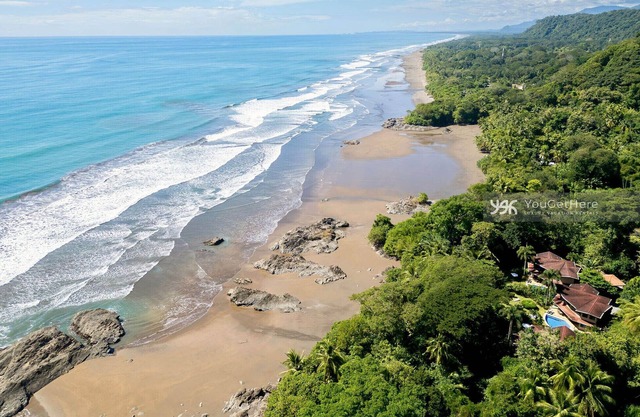 Propiedad frente al mar con 3 villas separadas y 3 piscinas separadas