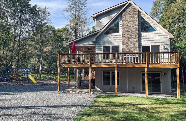 Three Level Luxury Chalet w/ Hot Tub & Fireplace