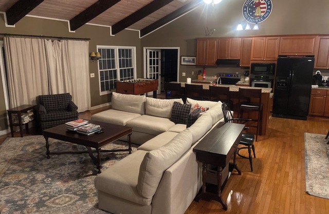 3400 Sq. Ft., Cocina nueva, 4 dormitorios, 4 BA, capacidad para 12 + camas