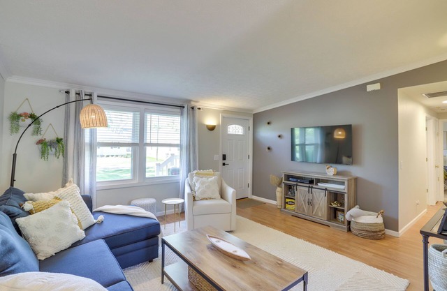 Three Oaks Home w/ Guest House - 8 Mi to Beach!