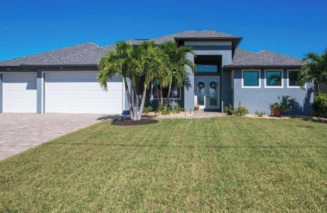 THREE PALMS PARADISE! Modern, 3-Bedroom Home, that sleeps 12. Port Charlotte, FL