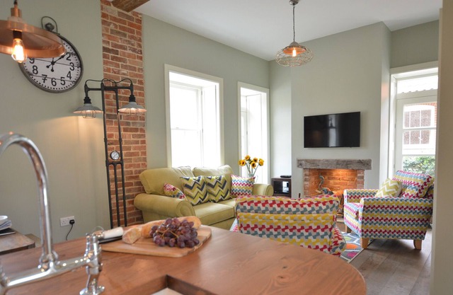 THYMBLETHORPE, BLYTHVIEW, pet friendly, with pool in Reydon