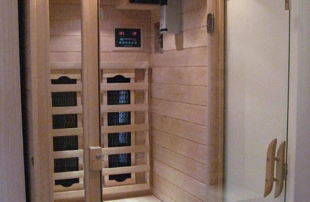 Tie-friendly vacation home with garden and infrared sauna