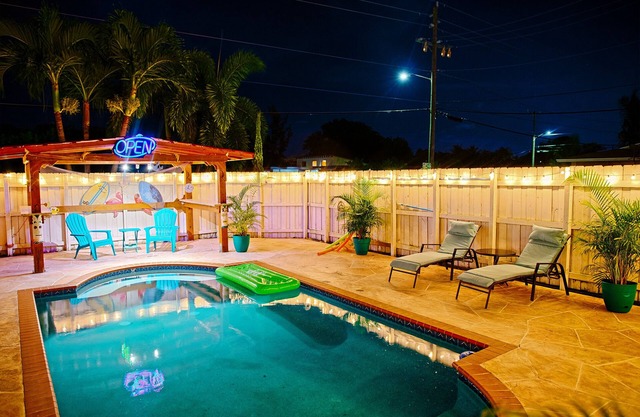 Tiki Hut / Pool 4 BR Coastal Cottage- Vacaciones de ensueño