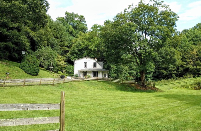 Tinker Valley Farmhouse – Fall Colors, Farm Animals & Quiet Country Comfort