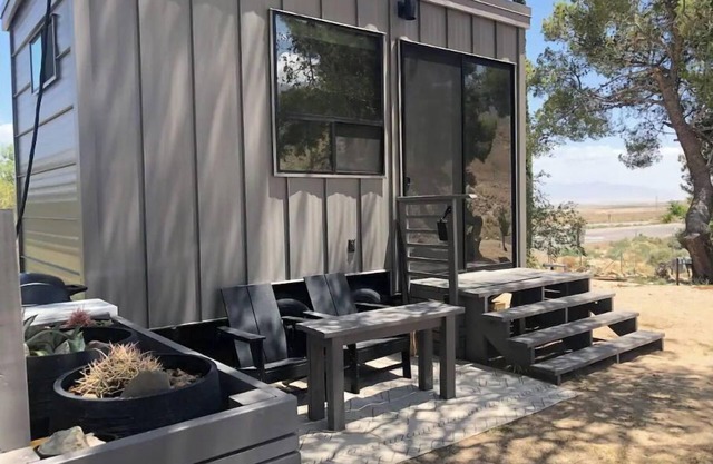 "TINY" HOME w/ expansive views of the Sierras NOW W/ WIFI!
