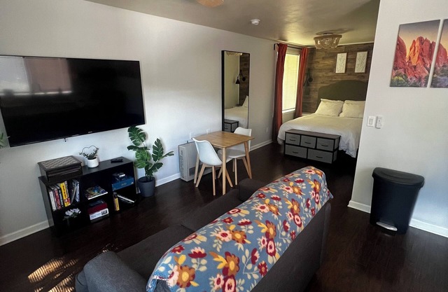 Tiny House centrally located from Garden of the Gods, Red Rocks, Manitou Springs