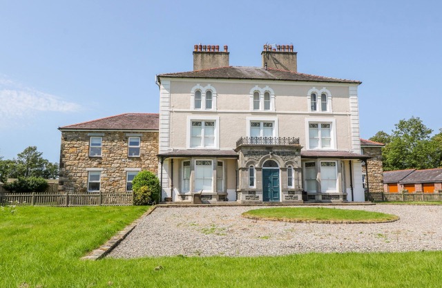 TIRIONFA, ideal para familias, con un jardín en Llangefni, Ref 1013959