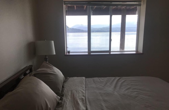 TLC Beachhouse "Suite" - Celista, BC. Shuswap del norte