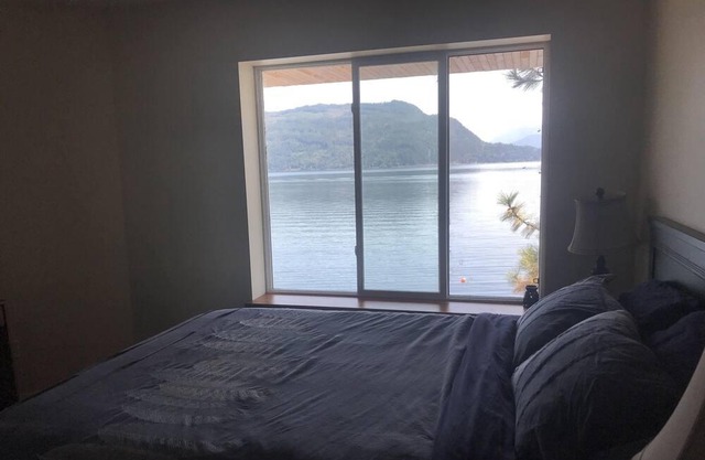 TLC Beachhouse "Suite 1" - Waterfront - Shuswap Vacations and Sledding Accommodation (clone)