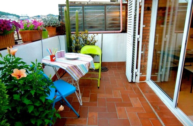 Apartamento en la planta superior con terraza privada, en Gracia y a minutos de Downtow