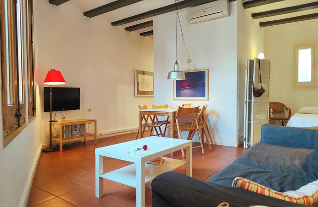 Rambla E - Top floor. City Centre, max 3 ppl