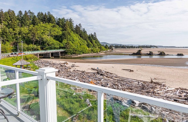 Top floor condo with bay and ocean views in historic Taft, Lincoln City!