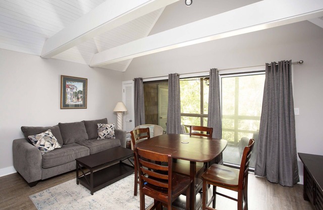 Villa Seascape recientemente renovada, Steps to Beach, Small Dog Welcome
