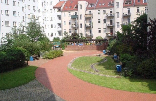 La mejor ubicación en el centro de Berlín, ofrece un patio arbolado y fuente de agua